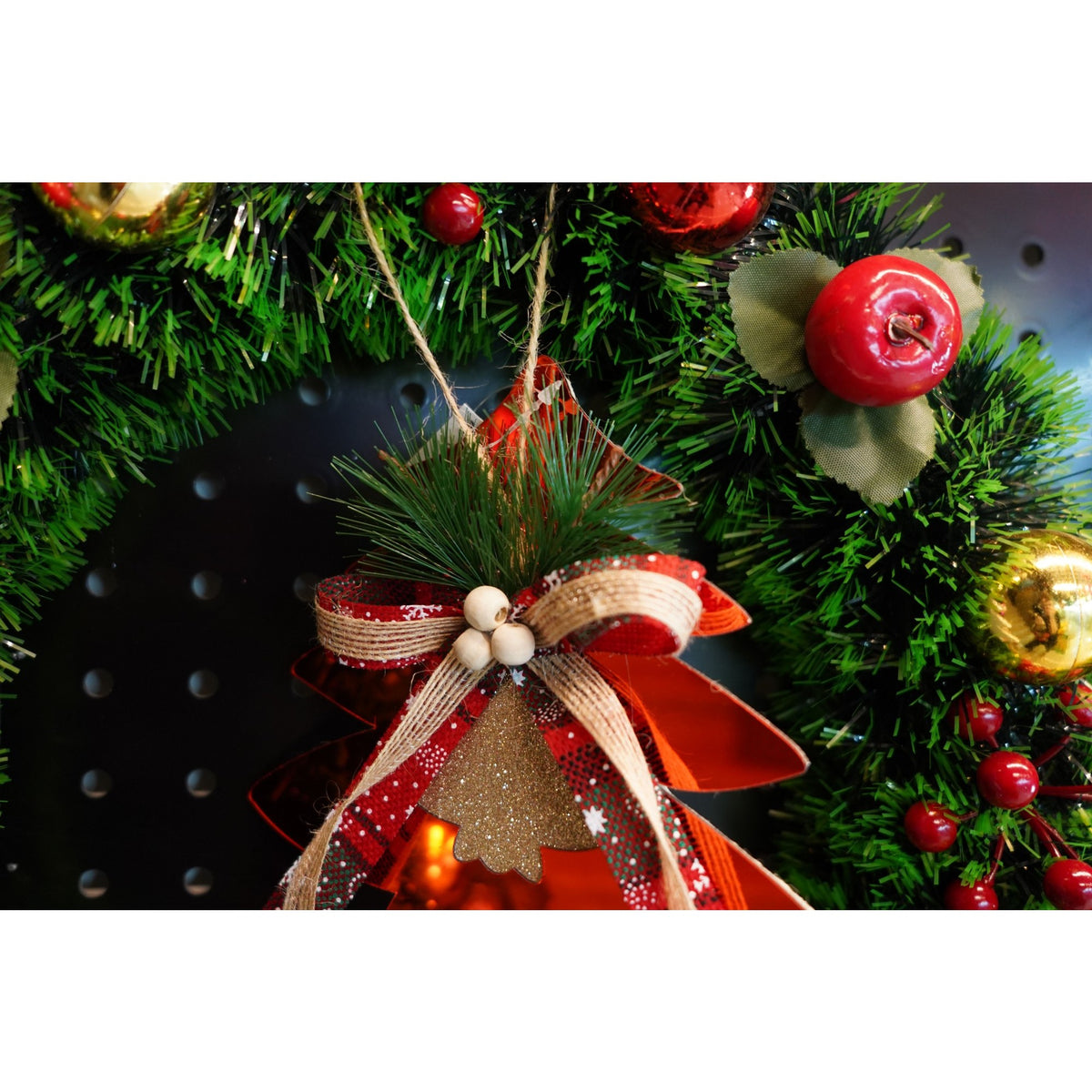 Ornament Brad de Craciun, Decoratiune in Forma de Brad, Material Acrilic Lucios, Rezistent la Interior si Exterior, Rosu, 14 x 16 cm