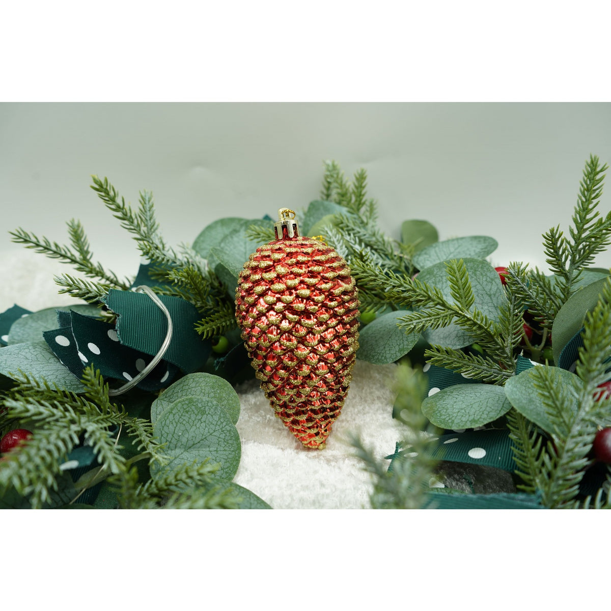 Set 4 Ornamente pentru Brad, Conuri de Crăciun cu Finisaj Sclipitor, Plastic, Roșu, Diametru 5.5 cm