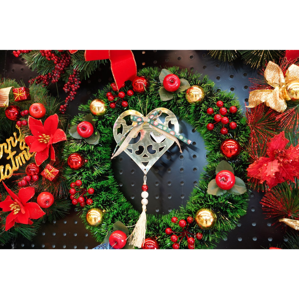 Ornament Brad Crăciun în Formă de Inimă, Finisaj Auriu Lucios, Decoratiune Suspendabilă Interior și Exterior, Acril, 15 x 26 cm