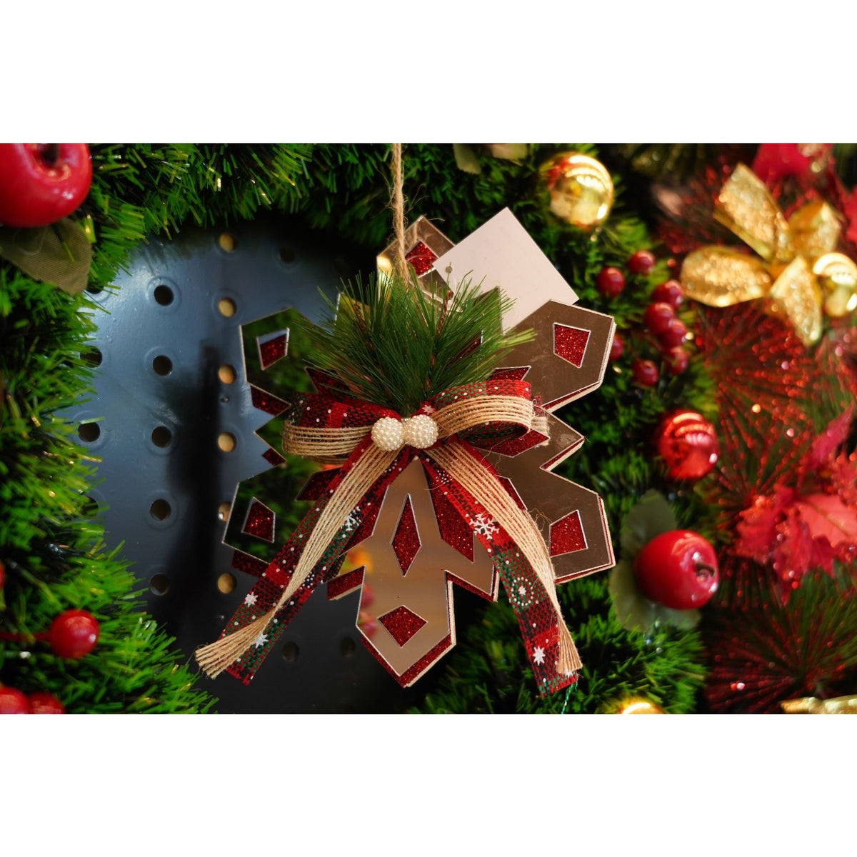 Ornament Brad Fulg de Nea, Decoratiune Craciun cu Finisaj Lucios, Acril Rezistent, Interior si Exterior, Argintiu, 14 x 15 cm