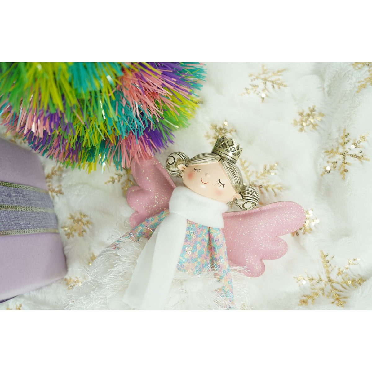 Decoratiune Craciun Ingeras Sezand, Figurina Decorativa cu Aripi Roz si Coronita Aurie, Material Textil Moale, Alb, 27 cm