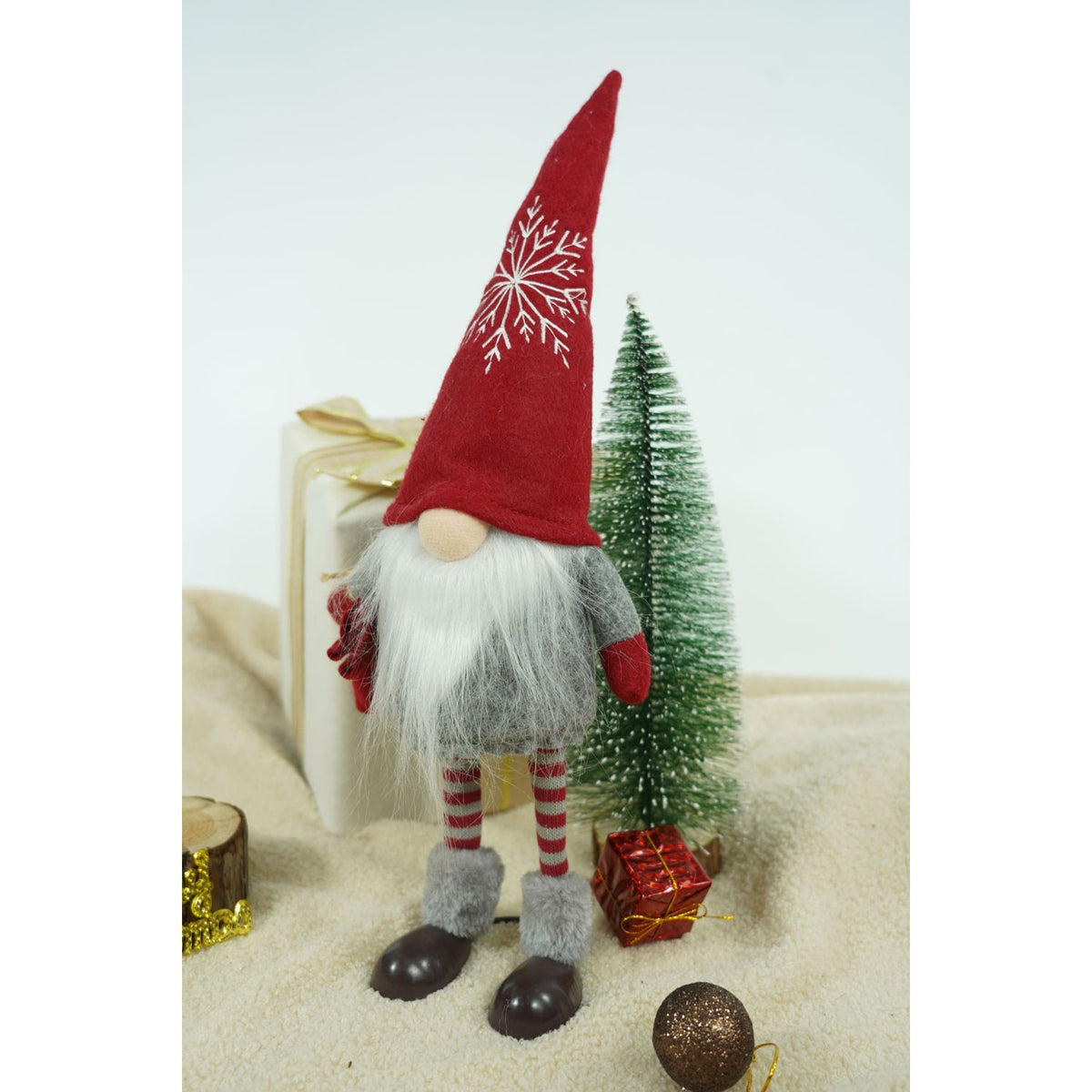 Gnom de Craciun, Ornament Spiridus Scandinav Decorativ, Statuina Textila Moale, Caciula cu Fulgi de Nea, Gri si Rosu, 42 cm