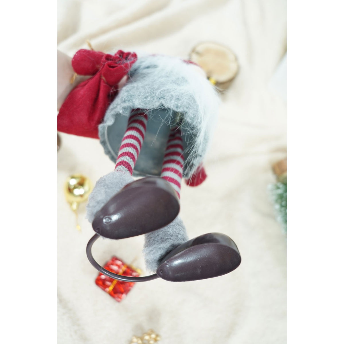 Gnom de Craciun, Ornament Spiridus Scandinav Decorativ, Statuina Textila Moale, Caciula cu Fulgi de Nea, Gri si Rosu, 42 cm