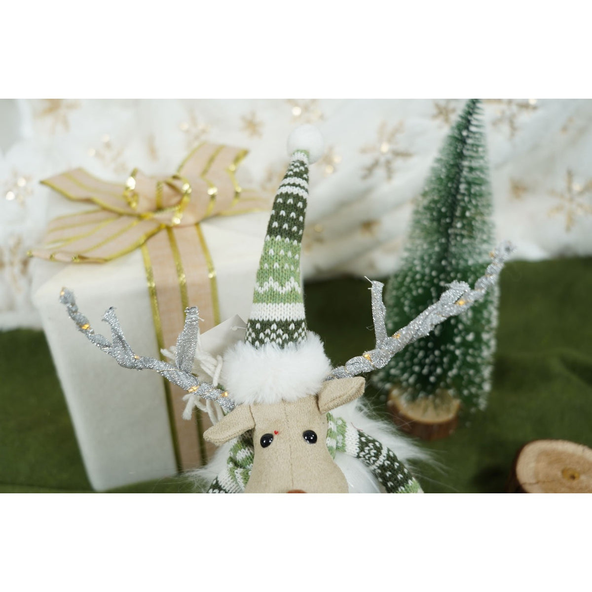 Decoratiune De Craciun Ren Pe Schiuri Cu Arc Miscare, Figurina Festiva, Material Textil Moale, Alb/Verde, 33 cm