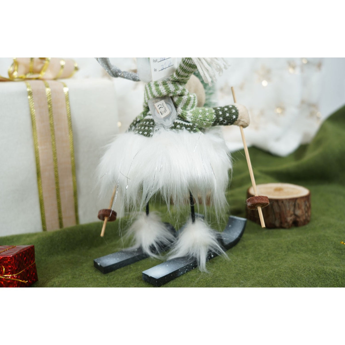 Decoratiune de Craciun Ren pe Schiuri cu Arc, Figurina Mobila pentru Interior, Material Textil Moale, Alb si Verde, 33 cm