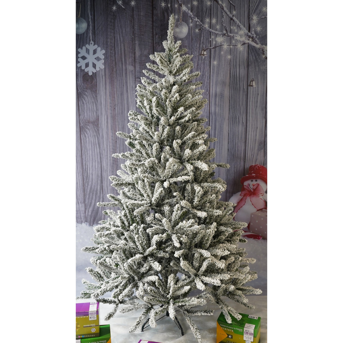 Brad Artificial de Craciun cu Aspect Nins, Ace Pulverizate Alb Tip Zapada, Structura Metalica, Diametru Baza 130 cm, Verde, Inaltime 210 cm