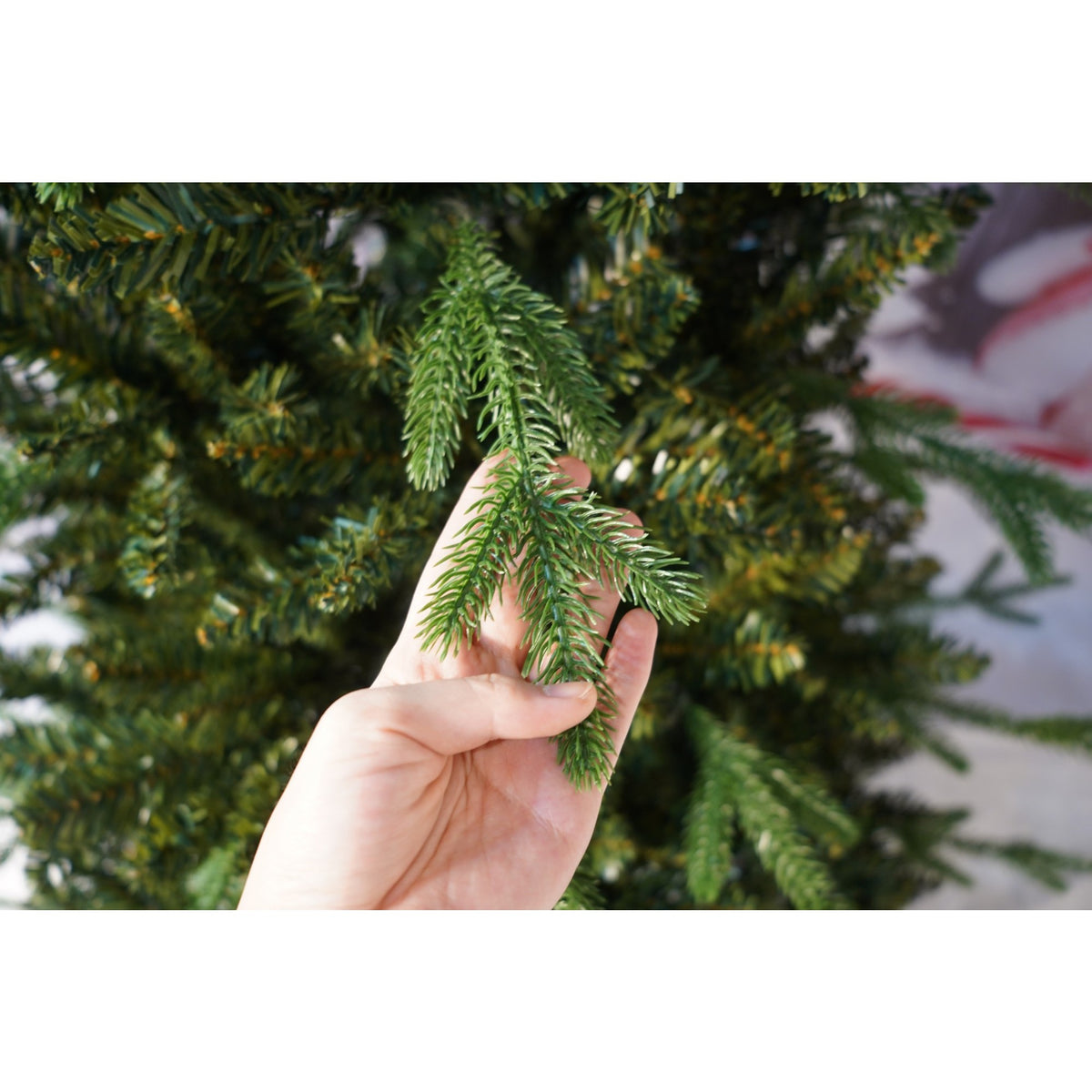 Brad Artificial de Craciun, Aspect Natural Bogat, 1038 Ramuri Modelabile, Structura Metalica Rezistenta, Interior si Exterior, Inaltime 1.8 m, Diametru 120 cm, Verde Crud