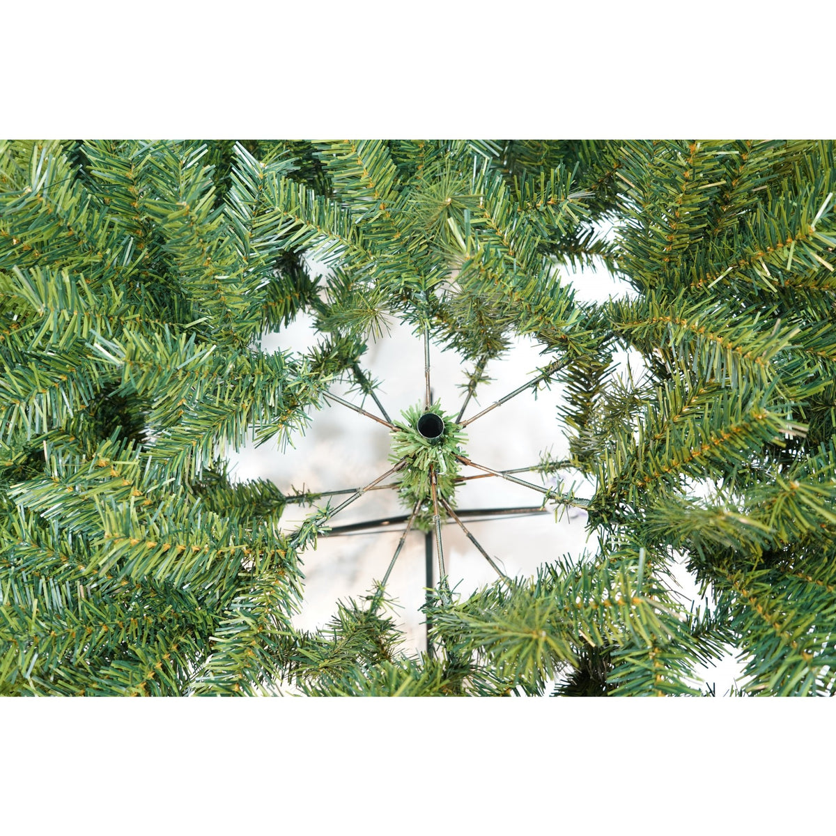 Brad Artificial De Craciun Premium Cu Aspect Bogat, Structura Metalica Si 774 Ramuri, Decorat Cu 56 Conuri Si Vasc, Verde, Inaltime 1.80 m, Diametru 115 cm