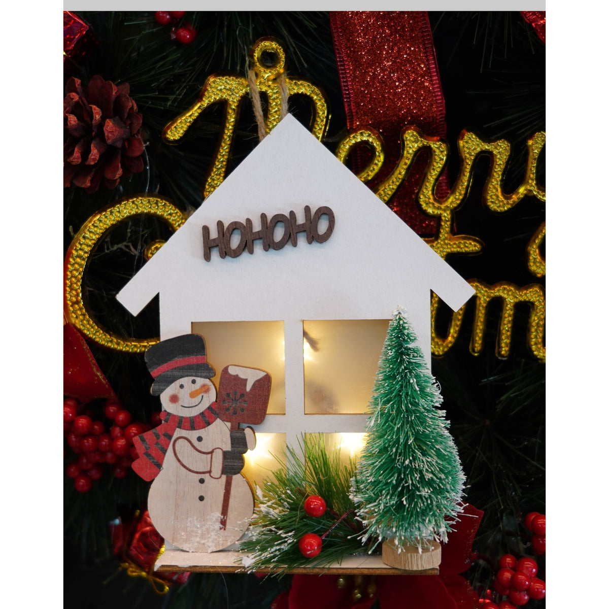 Decoratiune Craciun Om de Zapada cu Lumini LED, Figurina Festiva din Lemn, pentru Interior si Exterior, Alb, 17 x 13 x 5 cm