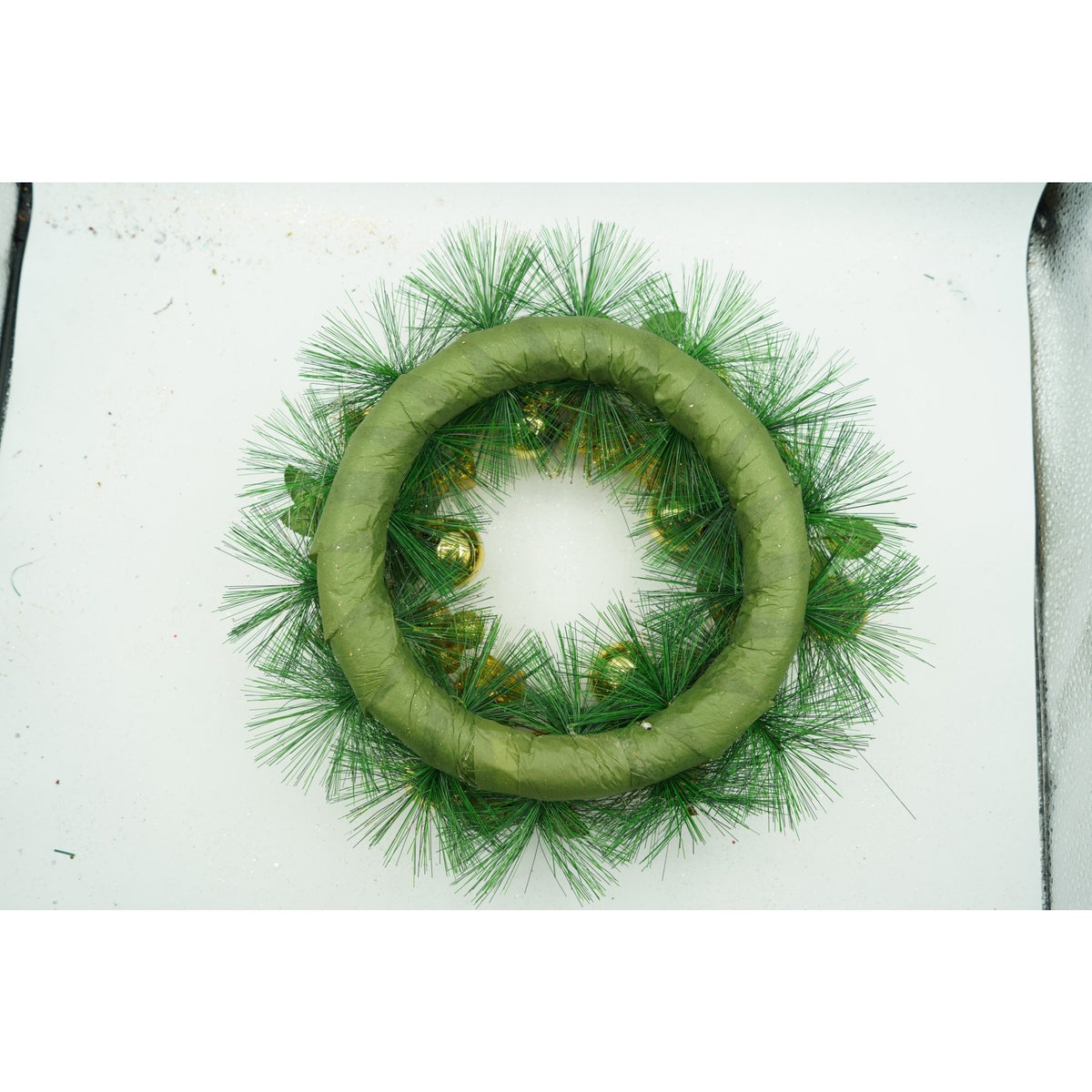 Coronita de Craciun pentru Usa, Model Artificial Decorat, PVC, Verde si Auriu, 35 cm