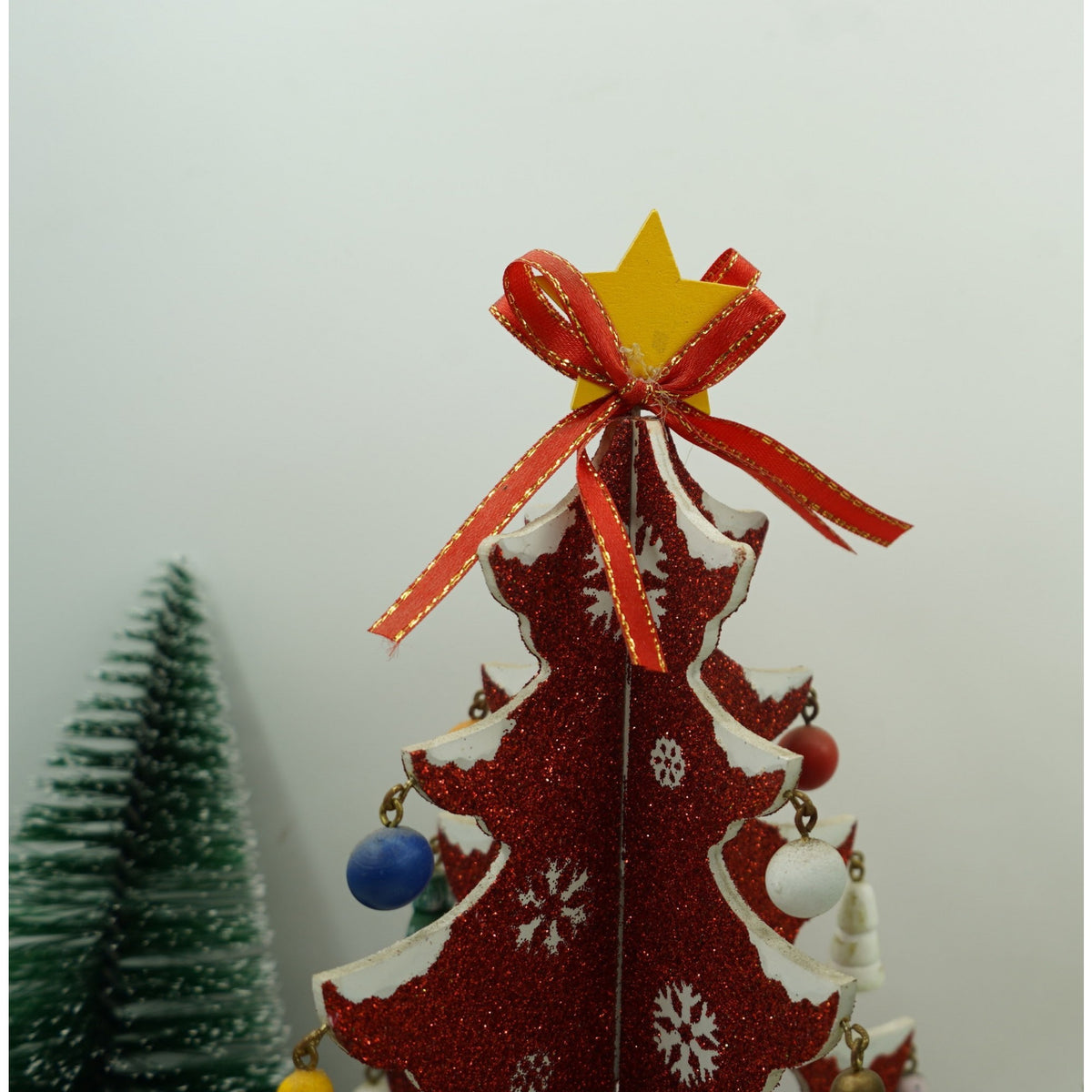 Brad de Craciun Decorativ cu 8 Cavitati si Ornamente Detasabile, Decoratiune de Masa din Lemn, Rosu si Alb, 18.5 cm x 33 cm