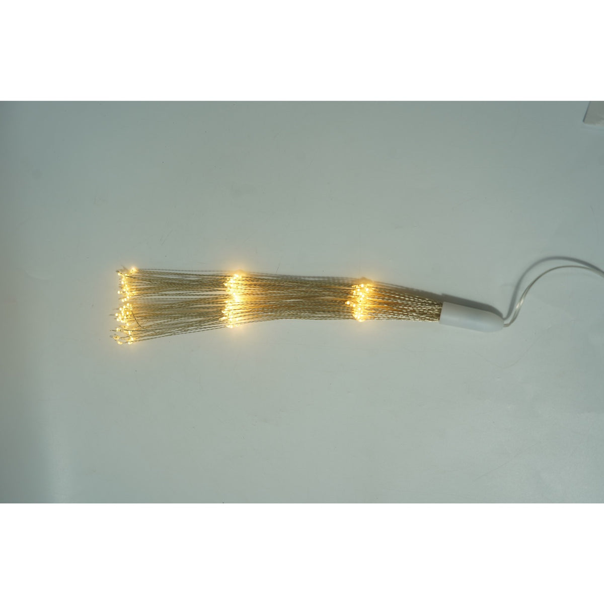 Instalatie Craciun Tip Artificii Fireworks, 180 LED-uri Alb Cald, Telecomanda cu 8 Functii, Fir Cupru Flexibil, Alimentare Baterii, Rezistenta la Apa IP44, Utilizare Interior si Exterior