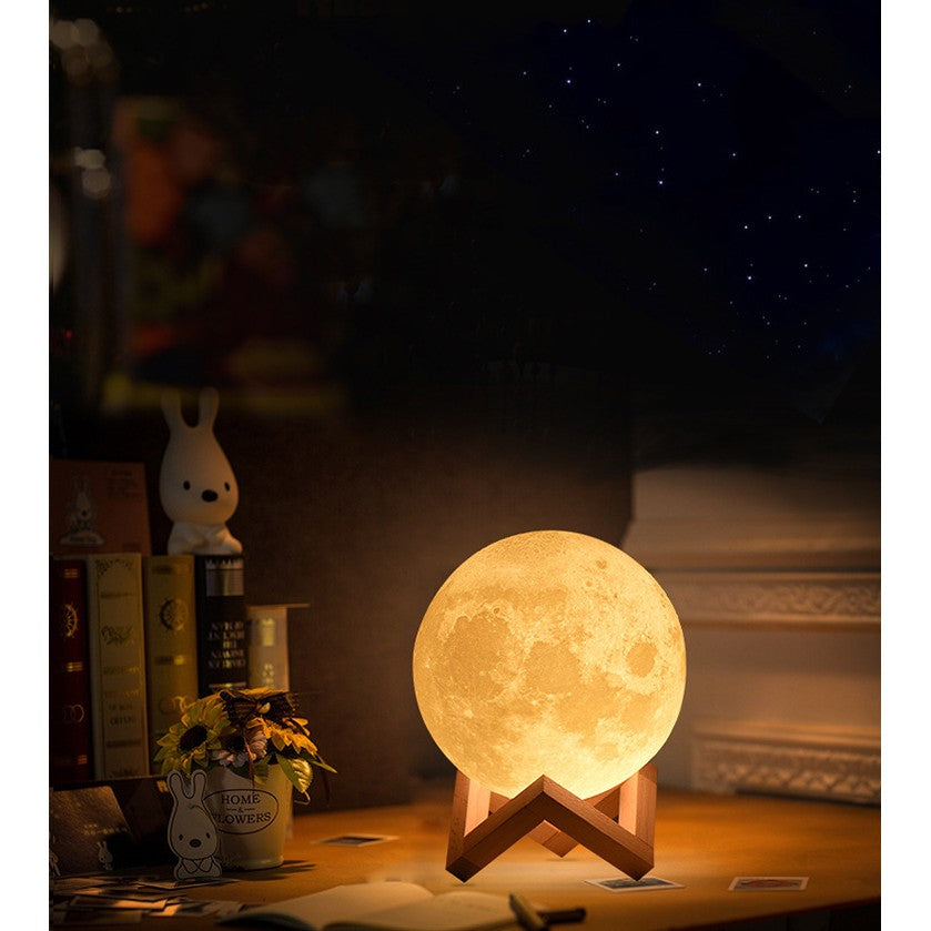 Lampa de Veghe 3D Moon Light, Design Luna cu Lumina LED Alb Cald, Stand din Plastic, Alimentare cu Baterii, Diametru 18 cm