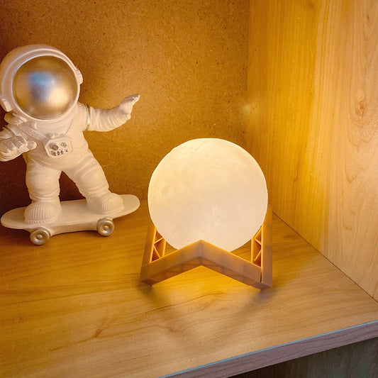 Lampa de Veghe 3D Moon Light, Design Luna Realist, Lumina LED Alb Cald, Alimentare Baterii, Suport Plastic, 20 cm