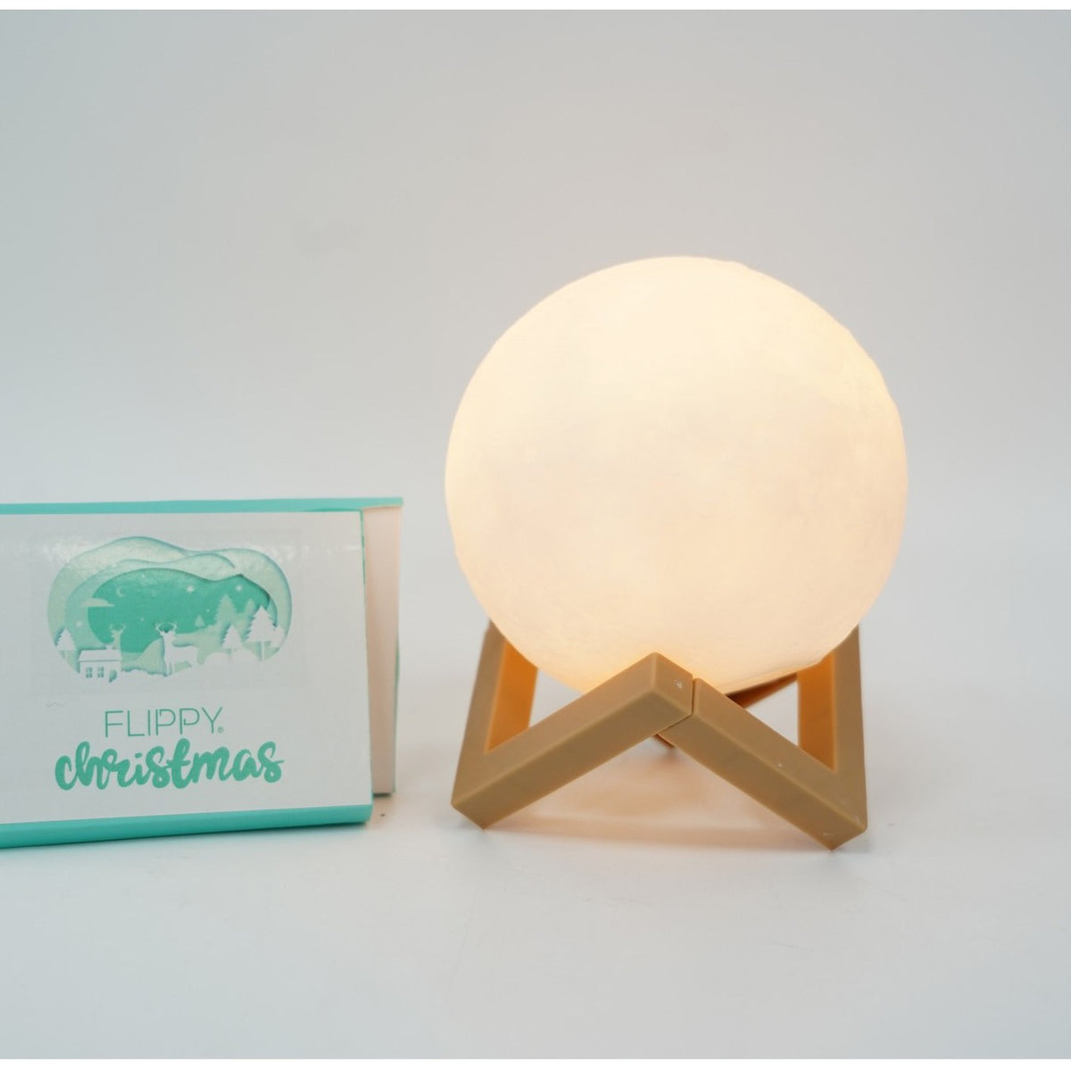 Lampa de Veghe 3D Moon Light, Lumina LED Alb Cald, Design Tip Luna, Suport Plastic Inclus, Alimentare Baterii, Diametru 10 cm