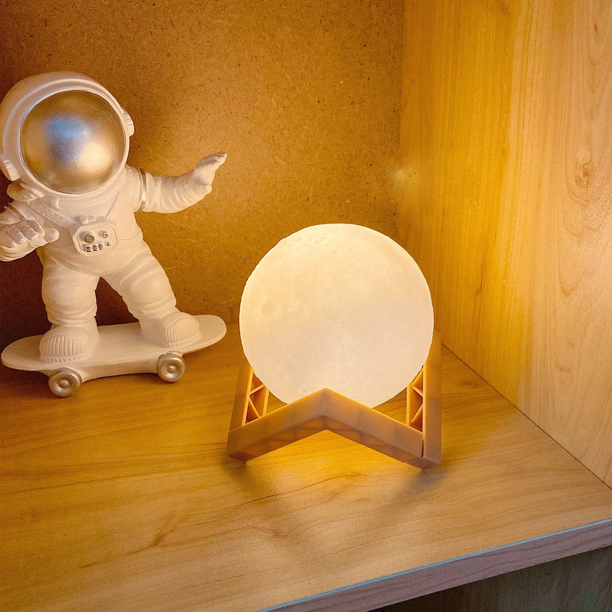 Lampa de Veghe 3D Moon Light, Lumina LED Alb Cald, Design Tip Luna, Suport Plastic Inclus, Alimentare Baterii, Diametru 10 cm