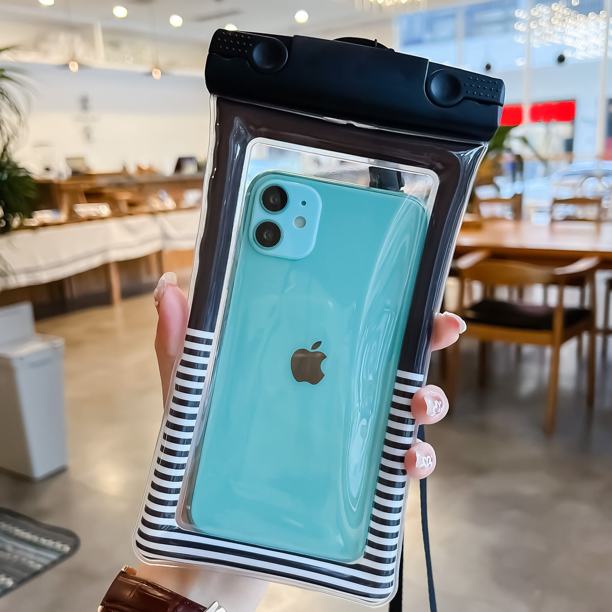 Husa Subacvatica Cushion Waterproof si Snowproof, Protectie Universala Telefon sau Documente, Functie Touchscreen, Design Dungat cu Snur, Negru