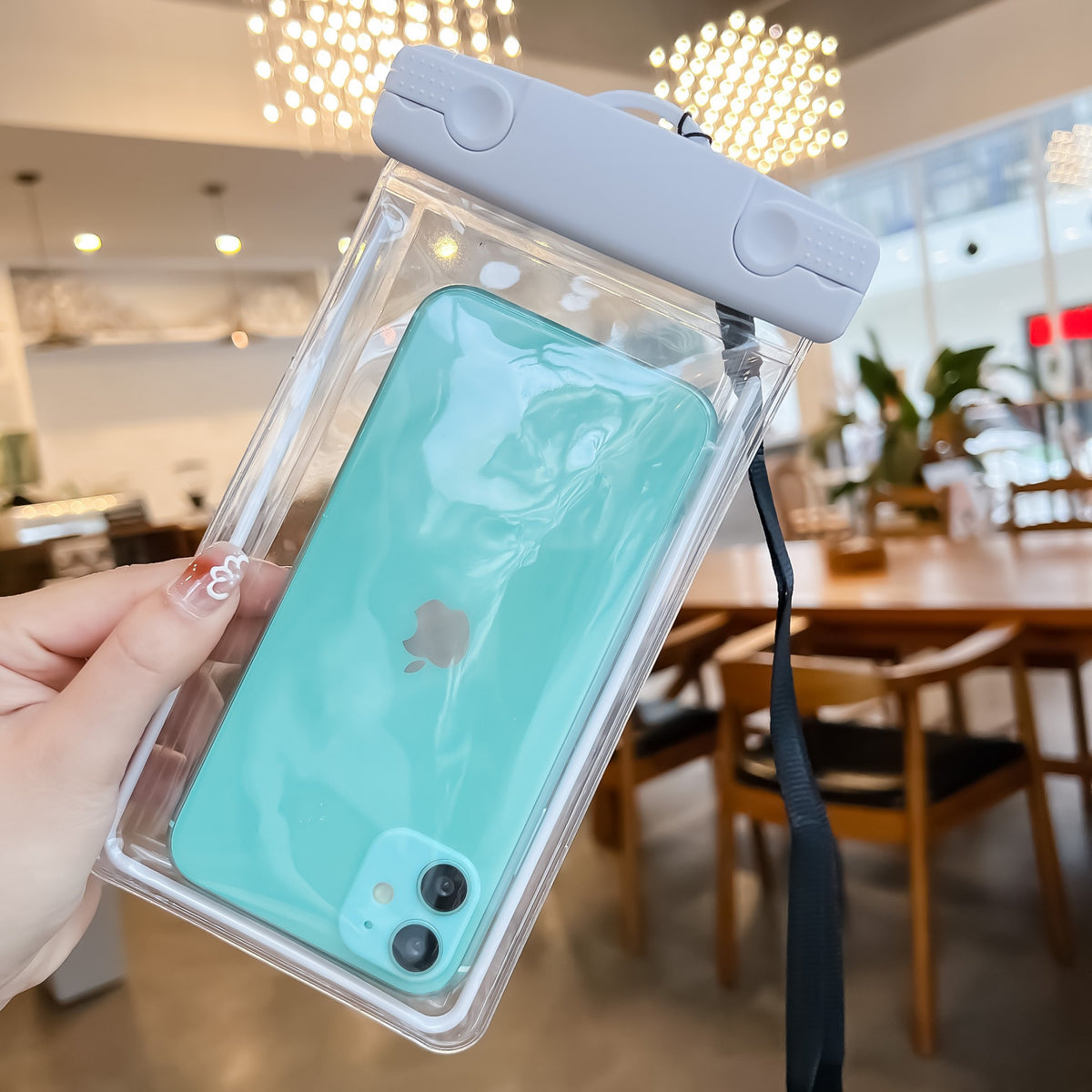 Husa Subacvatica Universala, Protectie Waterproof IPX8, Fosforescenta, Lumineaza in Intuneric, Compatibila Touch Screen pana la 6.9 inch, cu Snur pentru Gat, Material PVC, Alb