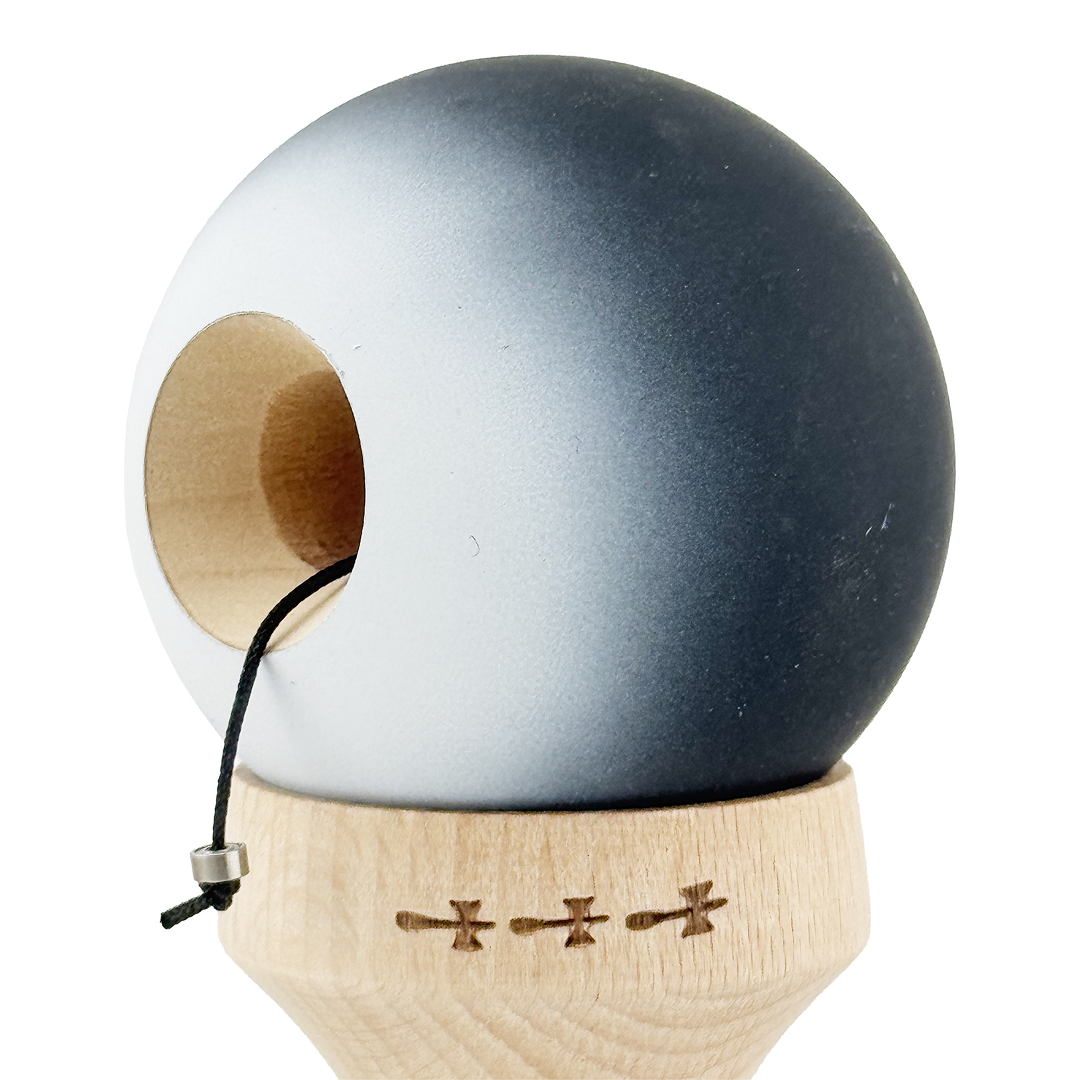 Kendama X Originala, Model V3 Negru / Alb in Degrade, Profesionala, Cupe Mari King Size, Rubber Grip, Gaura in Baza, Rulment, Ata 55cm