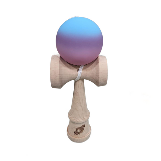 Kendama X Berbis – Jucarie Interactiva din Lemn, 18 cm, Joc de Indemanare pentru Copii si Adulti, Model Roz-Mov-Albastru in Degrade