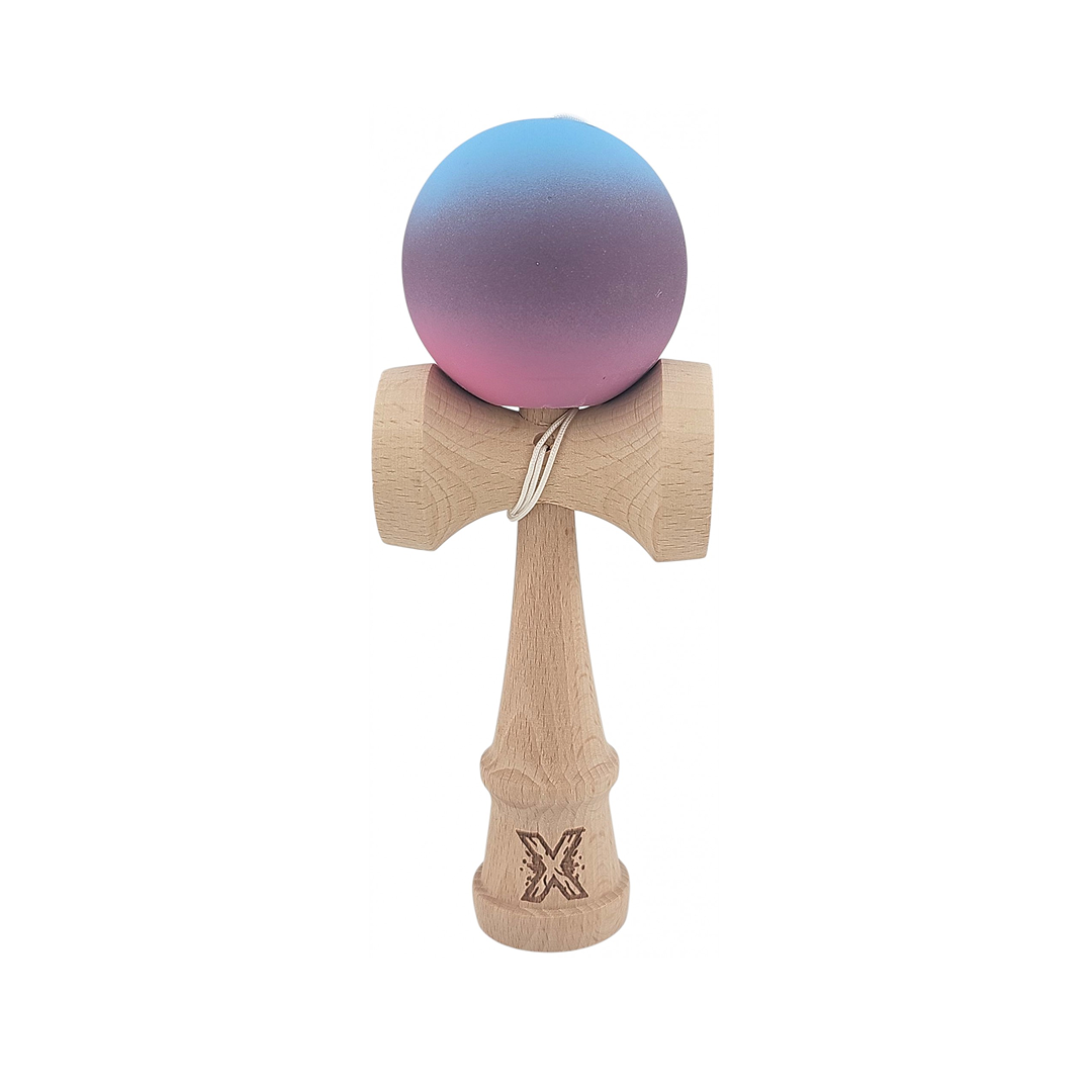 Kendama X Originala Rubber Grip Berbis - Profesionala - Jucarie Interactiva din Lemn, 18 cm, Joc de Indemanare pentru Copii si Adulti, Model Albastru Deschis-Mov-Roz in Degrade