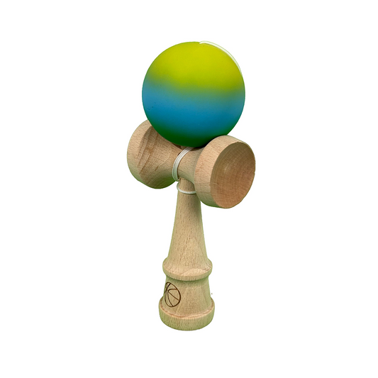 Kendama X Berbis – Jucarie Interactiva din Lemn, 18 cm, Joc de Indemanare pentru Copii si Adulti, Model Galben-Albastru-Verde in Degrade