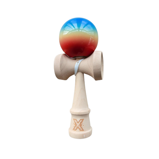 Kendama X Originala Super Sticky Berbis – Jucarie Interactiva din Lemn, 18 cm, Joc de Indemanare pentru Copii si Adulti, Model Albastru-Galben-Rosu in Degrade