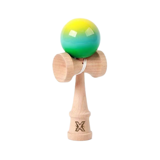Kendama X Originala Super Sticky Berbis – Jucarie Interactiva din Lemn, 18 cm, Joc de Indemanare pentru Copii si Adulti, Model Galben-Albastru Deschis-Verde in Degrade