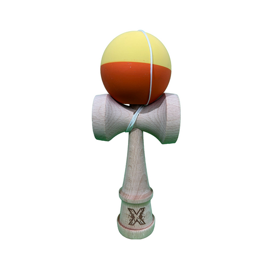 Kendama X Originala Berbis – Jucarie Interactiva profesionala din Lemn, 18 cm, Joc de Indemanare pentru Copii si Adulti, Model Bicolor Galben-Portocaliu