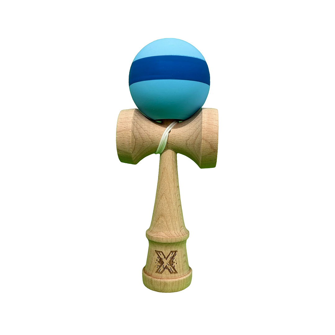 Kendama X Originala Berbis – Jucarie Interactiva din Lemn, 18 cm, Joc de Indemanare pentru Copii si Adulti, Model Bicolor Bleu-Albastru-Bleu cu Dunga