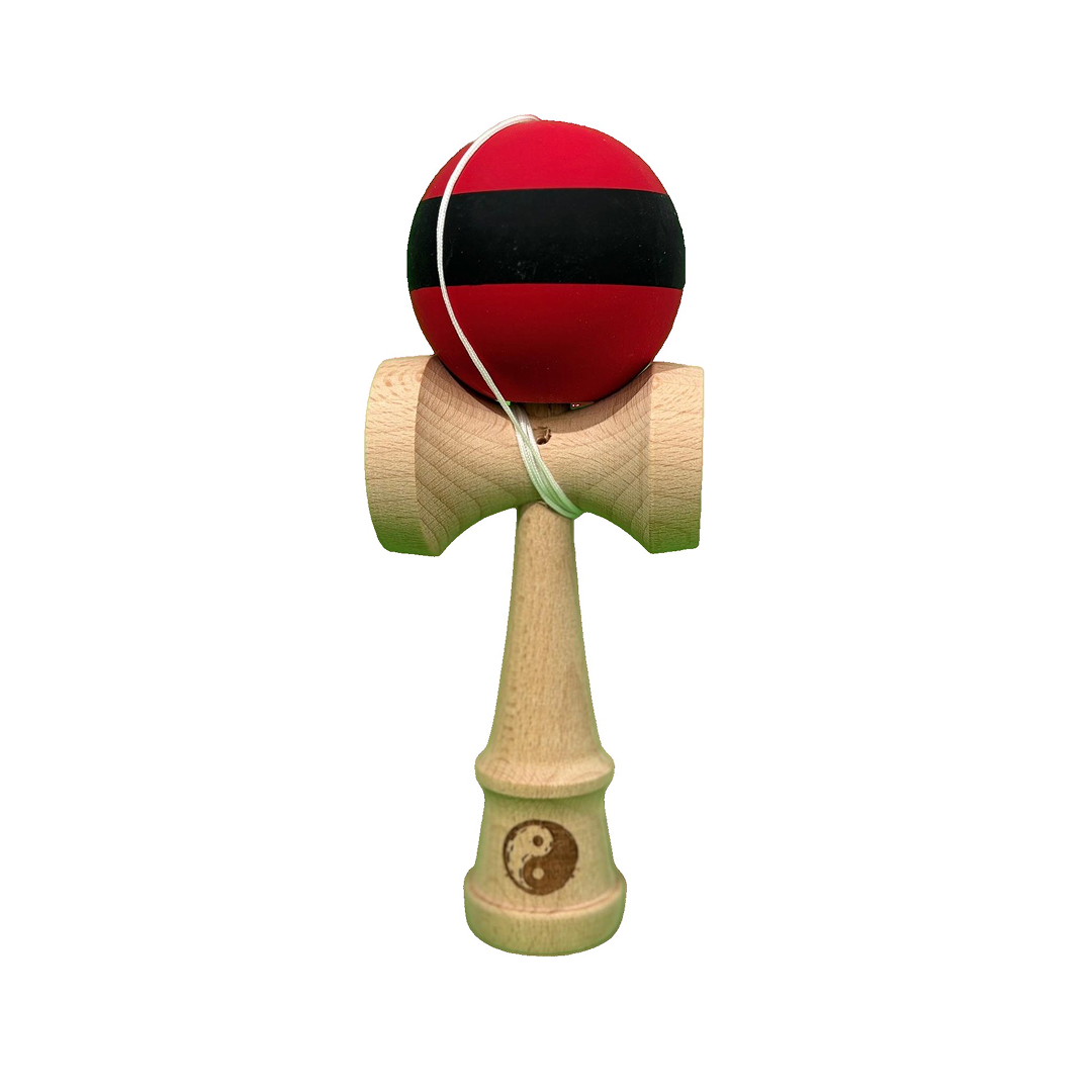 Kendama X Originala Berbis – Jucarie Interactiva din Lemn, 18 cm, Joc de Indemanare pentru Copii si Adulti, Model Bicolor Rosu-Negru-Rosu cu Dunga
