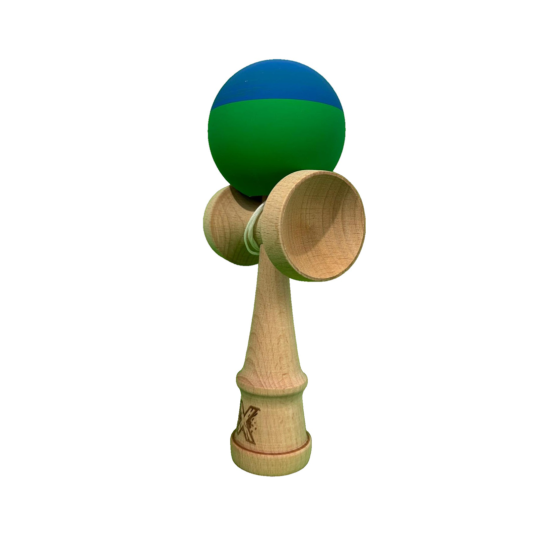Kendama X Originala Berbis – Jucarie Interactiva profesionala din Lemn, 18 cm, Joc de Indemanare pentru Copii si Adulti, Model Bicolor Albastru-Verde