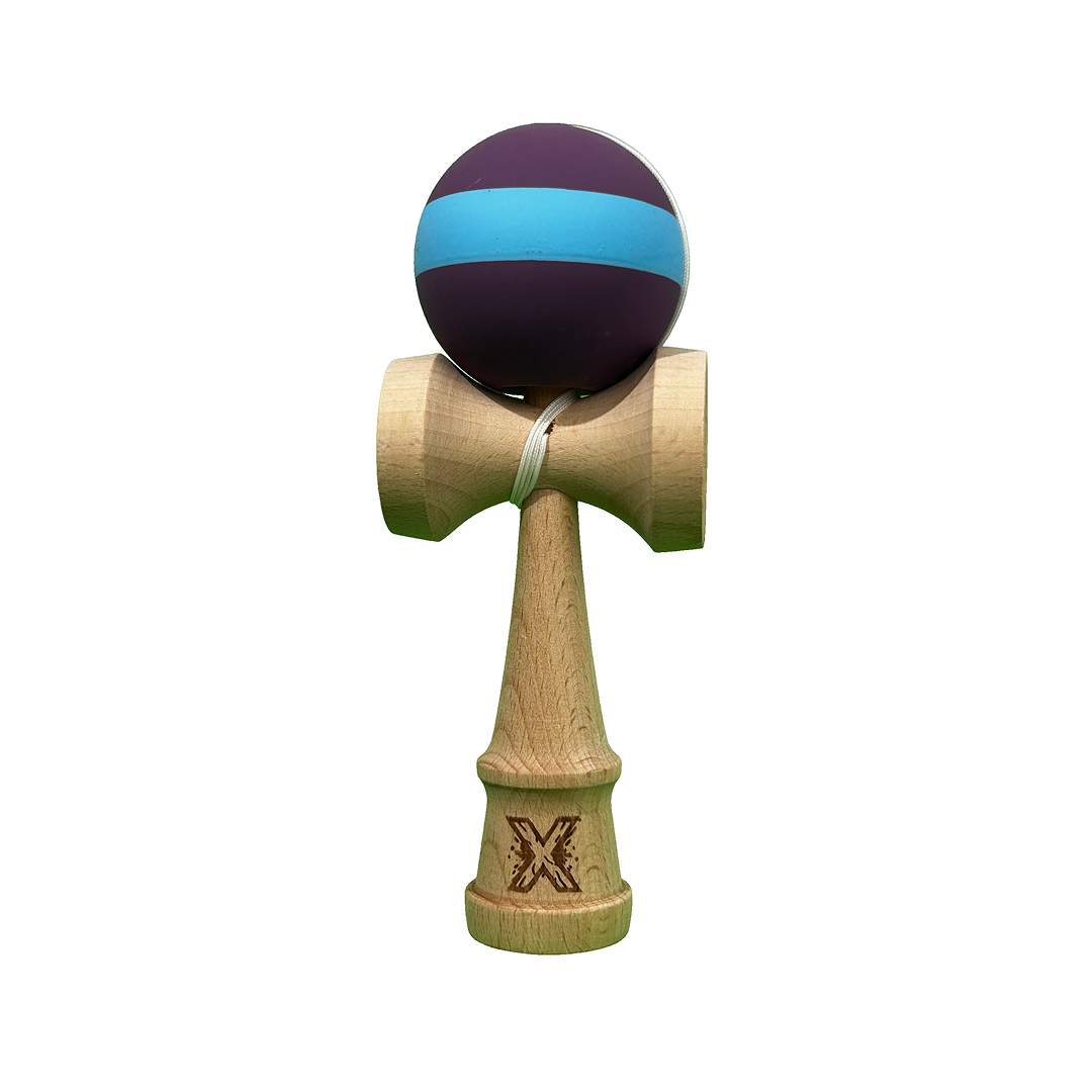Kendama X Originala Berbis – Jucarie Interactiva din Lemn, 18 cm, Joc de Indemanare pentru Copii si Adulti, Model Bicolor Mov-Albastru-Mov cu Dunga