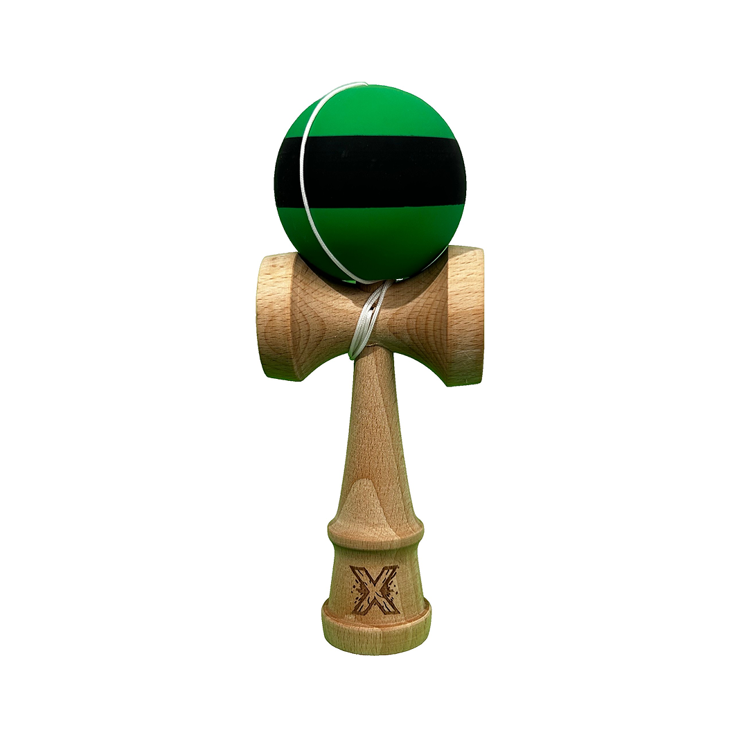 Kendama X Originala Berbis – Jucarie Interactiva din Lemn, 18 cm, Joc de Indemanare pentru Copii si Adulti, Model Bicolor Verde-Negru-Verde cu Dunga