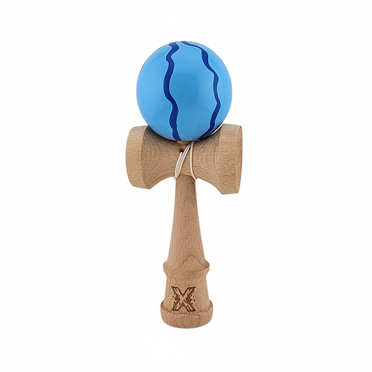 Kendama X Originala Super Sticky Berbis – Jucarie Interactiva din Lemn, 18 cm, Joc de Indemanare pentru Copii si Adulti, Bicolor Nuante Albastru cu Model
