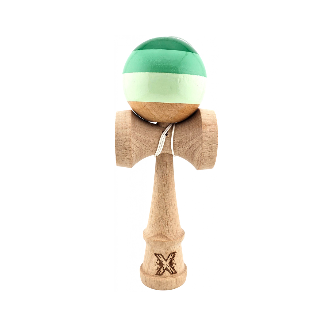Kendama X Originala Super Sticky Berbis – Jucarie Interactiva din Lemn, 18 cm, Joc de Indemanare pentru Copii si Adulti, Multicolor Nuante Verde in Dungi