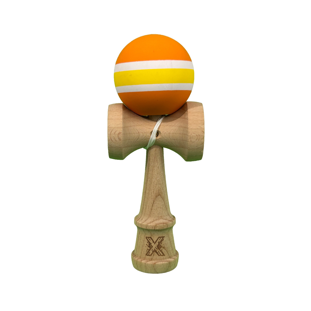 Kendama X Originala Super Sticky Berbis – Jucarie Interactiva din Lemn, 18 cm, Joc de Indemanare pentru Copii si Adulti, Multicolor Portocaliu-Alb-Galben in Linii
