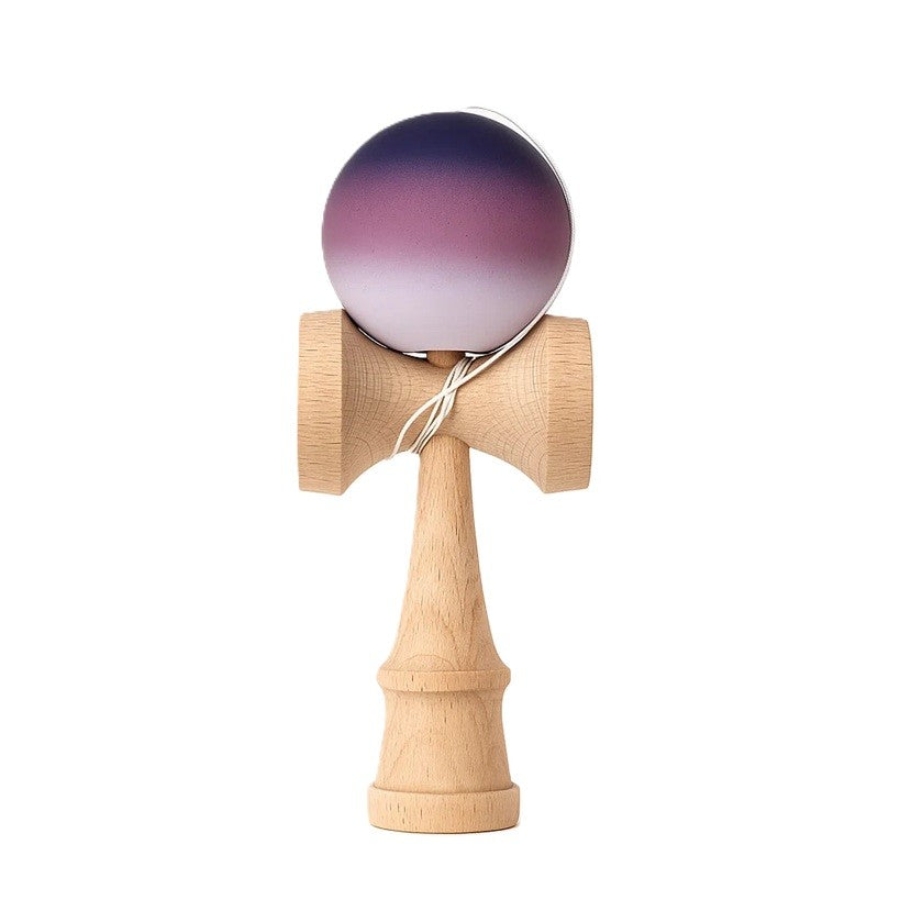 Kendama X Berbis – Jucarie Interactiva din Lemn, 18 cm, Joc de Indemanare pentru Copii si Adulti, Model Negru-Maro-Alb in Degrade