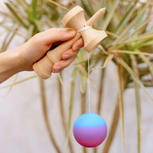 Kendama X Berbis – Jucarie Interactiva din Lemn, 18 cm, Joc de Indemanare pentru Copii si Adulti, Model Roz-Mov-Albastru in Degrade