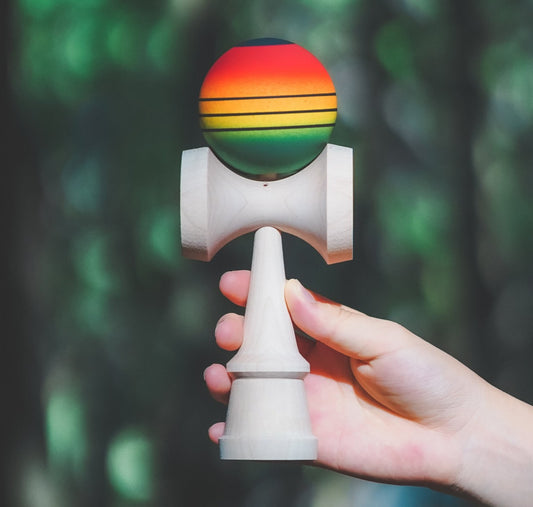 Kendama X Berbis – Jucarie Interactiva din Lemn, 18 cm, Joc de Indemanare pentru Copii si Adulti, Model Rosu-Galben-Verde in Degrade