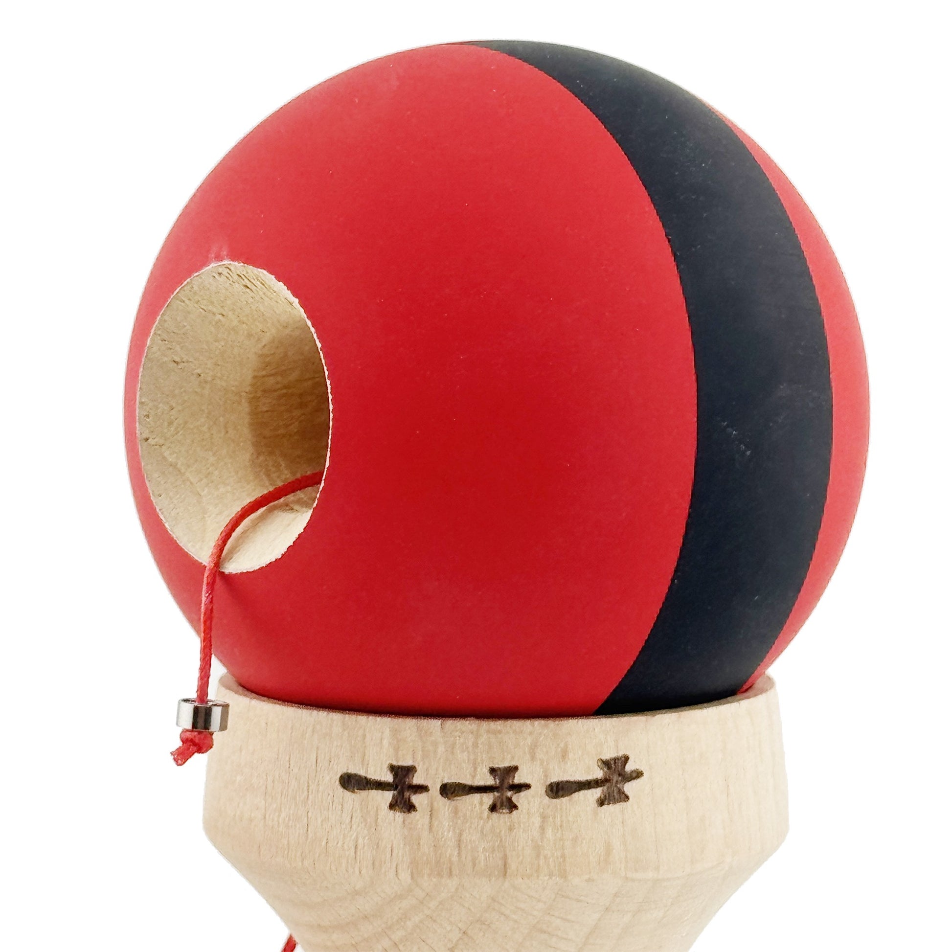 Kendama X Originala, Model V3 Rosu / Negru, Profesionala, Cupe Mari King Size, Rubber Grip, Gaura in Baza, Rulment, Ata 62cm