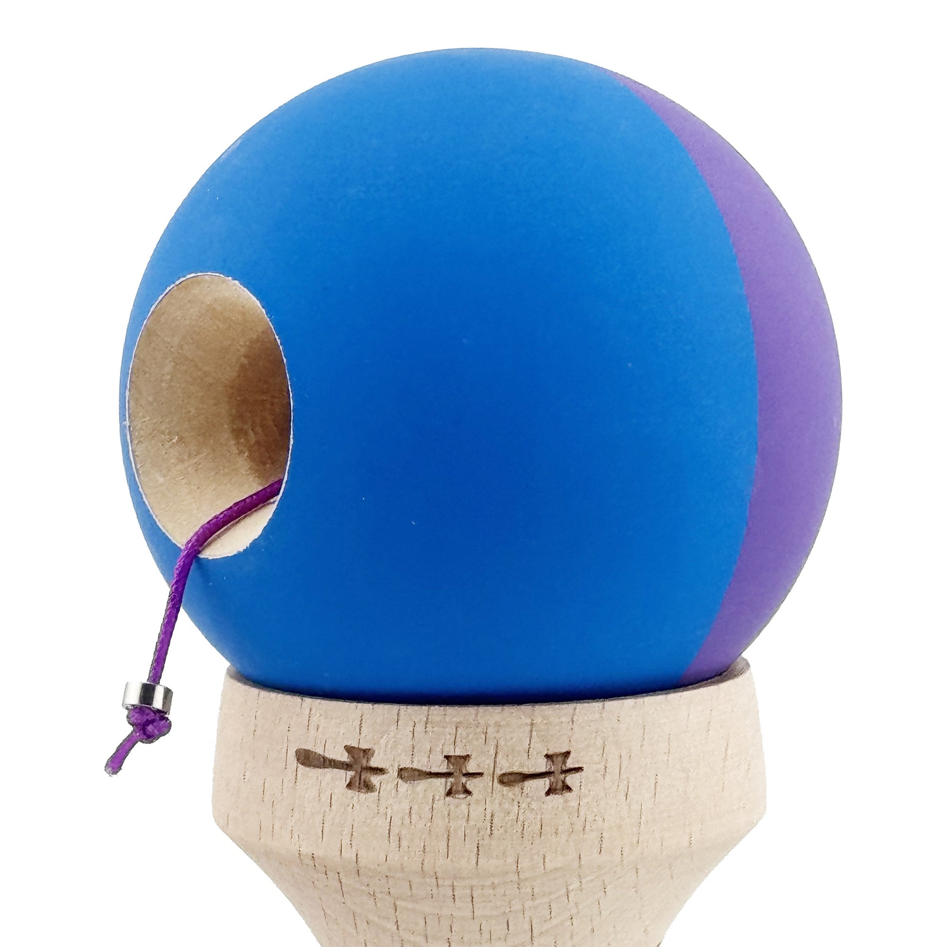 Kendama X Originala, Model V3 Mov / Albastru, Profesionala, Cupe Mari King Size, Rubber Grip, Gaura in Baza, Rulment, Ata 62cm