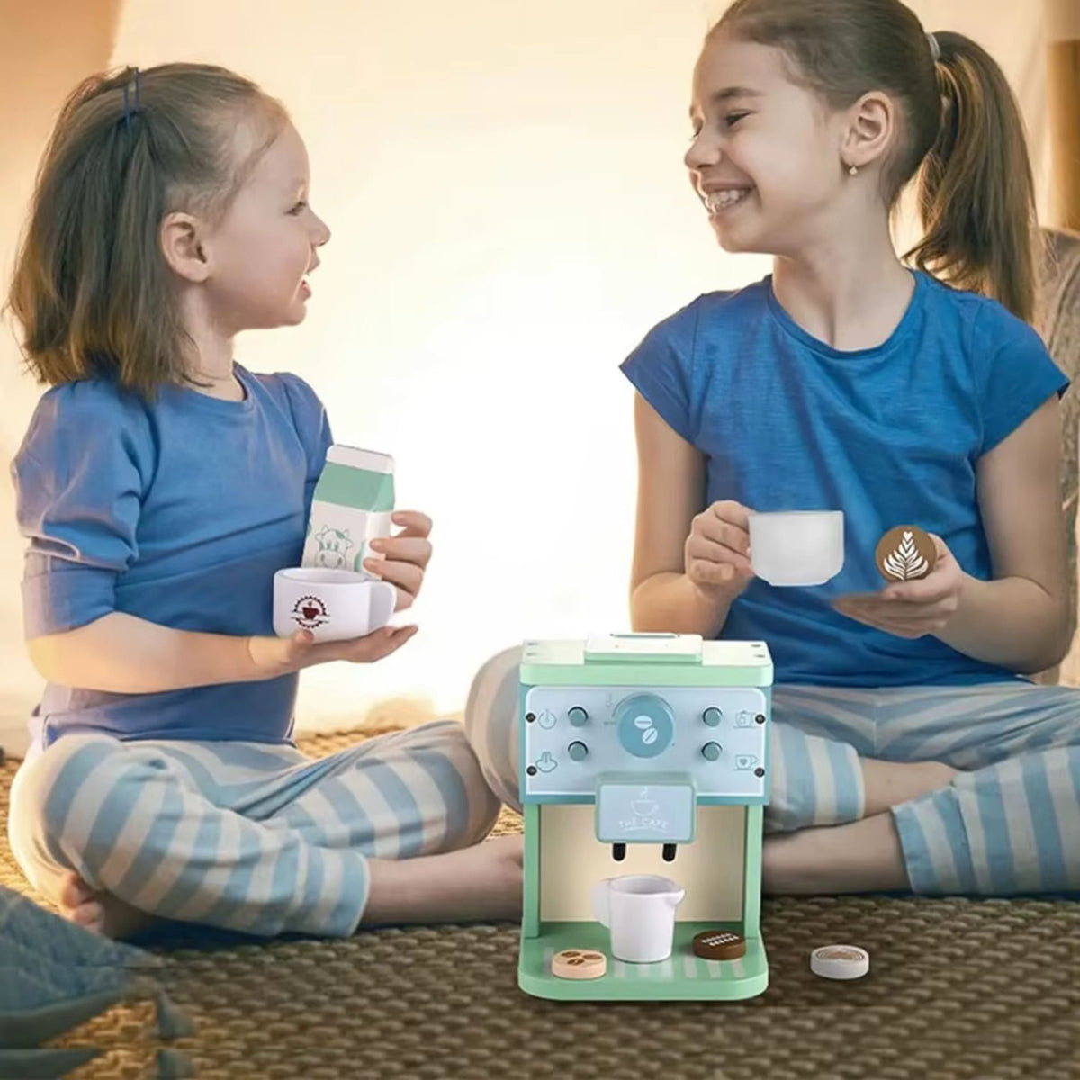 Jucarie Educativa Montessori Aparat de Cafea Interactiv, Set Micul Barista cu Capsule si Accesorii, Lemn si MDF, Multicolor, 9 Piese