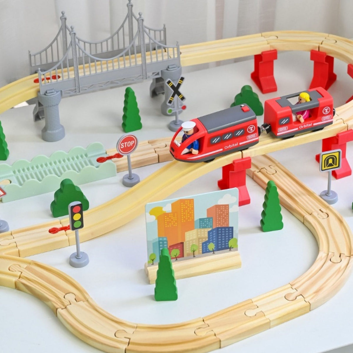 Set Circuit Trenulet din Lemn cu Locomotiva Electrica, Traseu Feroviar cu Pod si Accesorii Oras, Jucarie Montessori Educativa, Lemn de Fag si Magneti, 72 Piese, Multicolor
