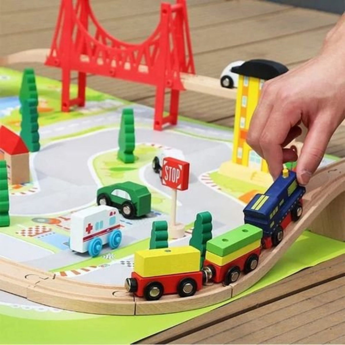 Set Circuit Trenulet din Lemn cu Locomotiva Electrica, Jucarie Educativa Montessori, Include Covoras de Joaca si Pod Suspendat, 75 Piese, 3 ani+, Multicolor