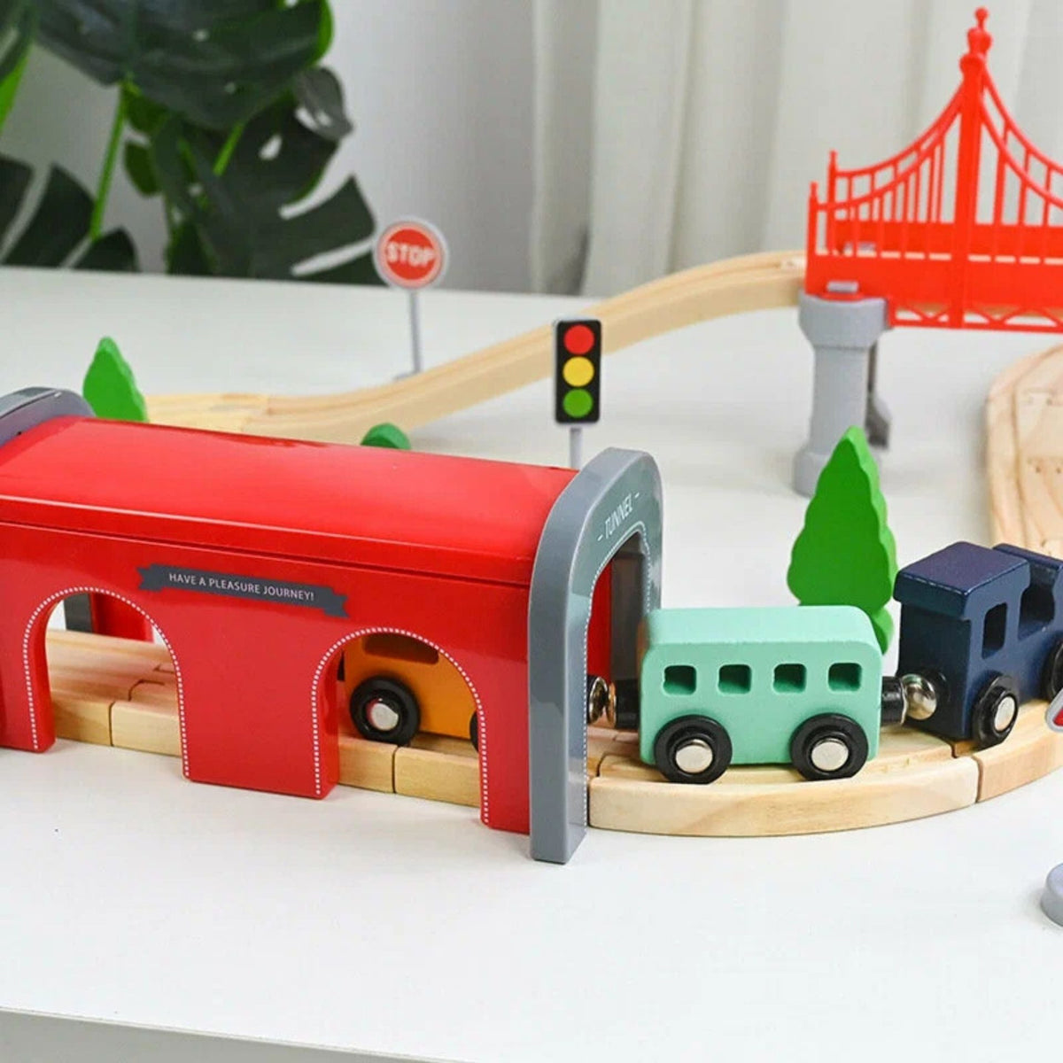 Set Trenulet Electric din Lemn, 52 Piese, Jucarie Educativa Montessori, Tunel High-Speed, Locomotiva de Mare Viteza si Tren Marfa, Lemn Natural si Plastic, 3 ani+, Multicolora