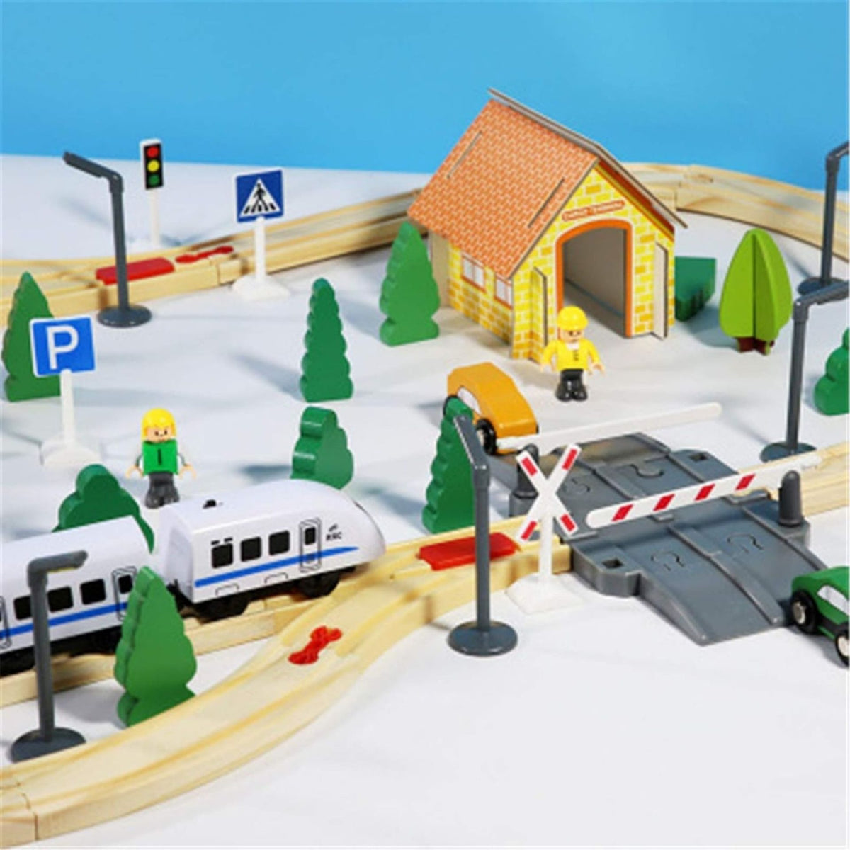 Set Circuit Trenuleț din Lemn cu Locomotivă Electrică, Sistem Feroviar de Oraș cu Secție de Poliție și Heliport, Jucărie Montessori, Lemn Natural, 96 Piese, Multicolor
