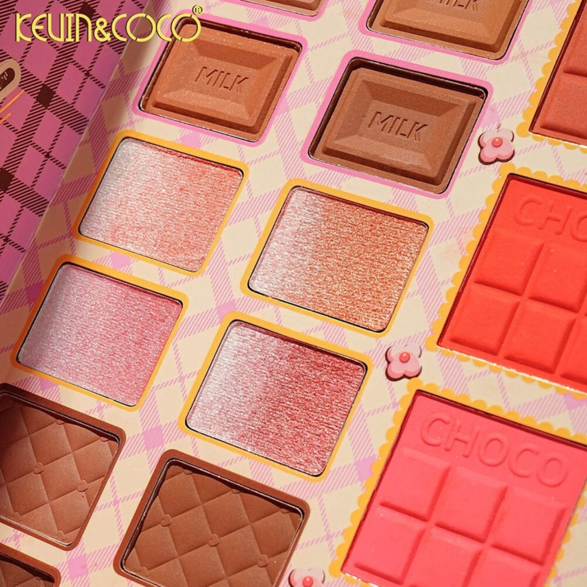 Paleta Machiaj Profesionala Kevin & Coco Chocolate Fuzzy, Trusa Completa 76 Culori Ochi si Fata, Design Blana Artificiala si Glitter Lichid, Multicolor, 500 g