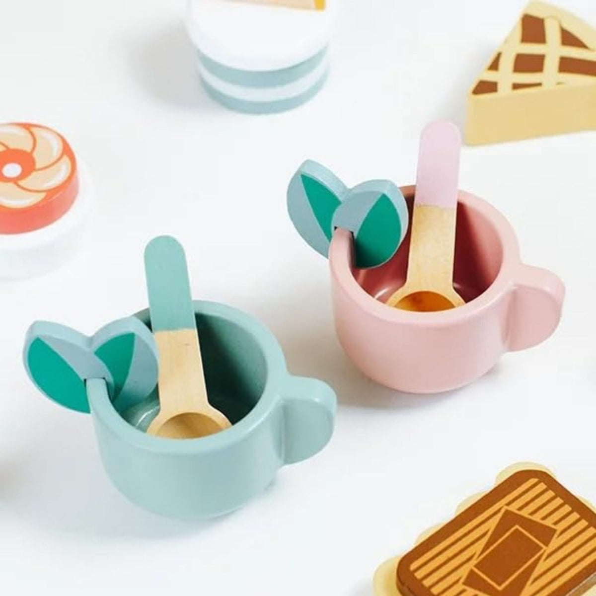 Jucarie Educativa Montessori, Etajera cu 3 Niveluri pentru Deserturi si Prajituri, Set de Joaca Interactiv cu 15 Accesorii, Lemn Natural, 3 Ani+, Multicolor