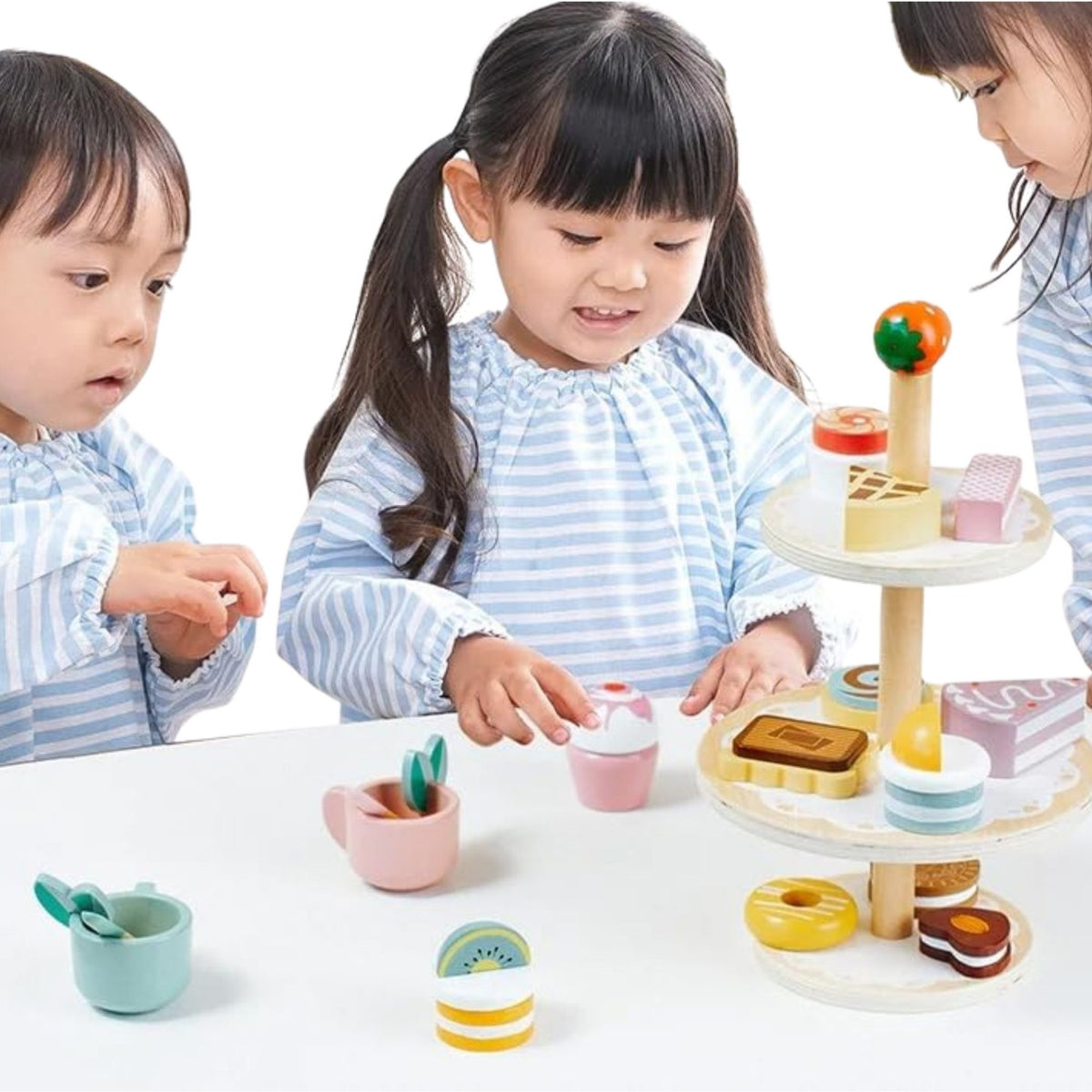 Jucarie Educativa Montessori, Etajera cu 3 Niveluri pentru Deserturi si Prajituri, Set de Joaca Interactiv cu 15 Accesorii, Lemn Natural, 3 Ani+, Multicolor